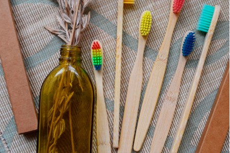 Какую зубную щетку выбрать: бамбуковую или пластиковую?